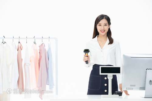 镜头下的高效 服装店收银员与扫描枪的摄影服务新场景